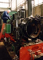 Mitarbeiter bei der Reparatur